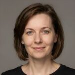 Профессиональный портрет уверенного российского бизнесмена на размытом нейтральном фоне для новостей недвижимости Мадрида